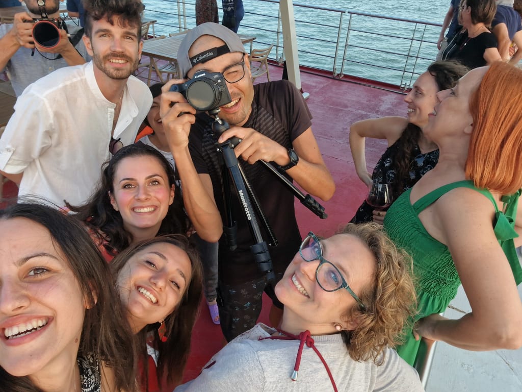 Alcuni membri del team "Girolibero" durante un tour in barca